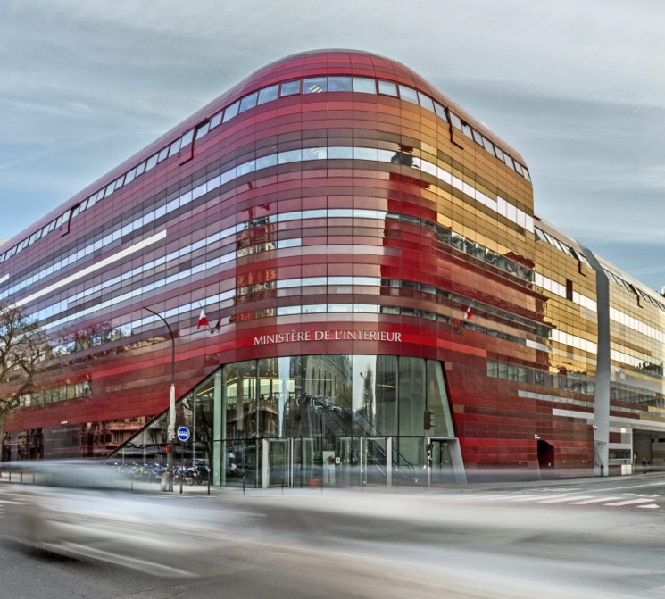 image vu de face d'un bâtiment moderne rouge